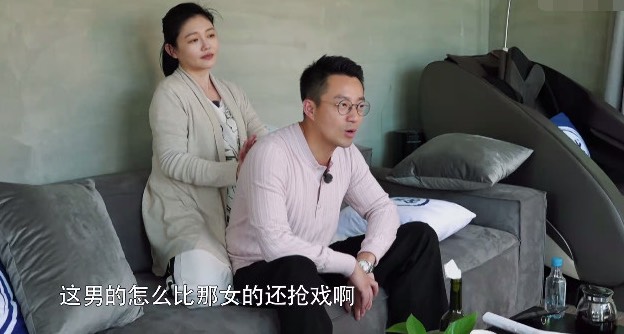 汪小菲看大S主演《泡沫之夏》，