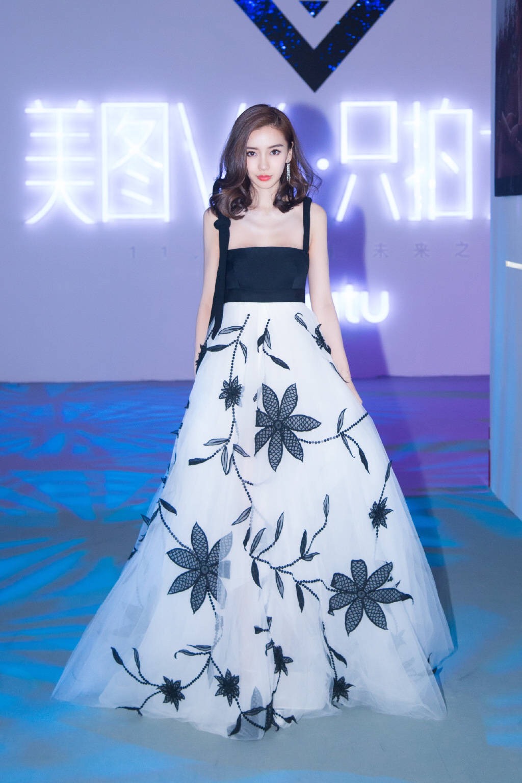 杨颖 时尚美照，一袭花朵系吊带