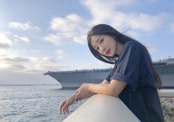柳岩穿黑T玩下衣失踪，大秀美腿