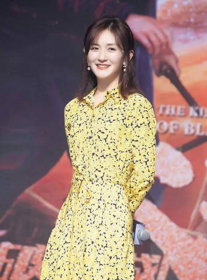 谢娜身穿一件黄色碎花裙现身某活