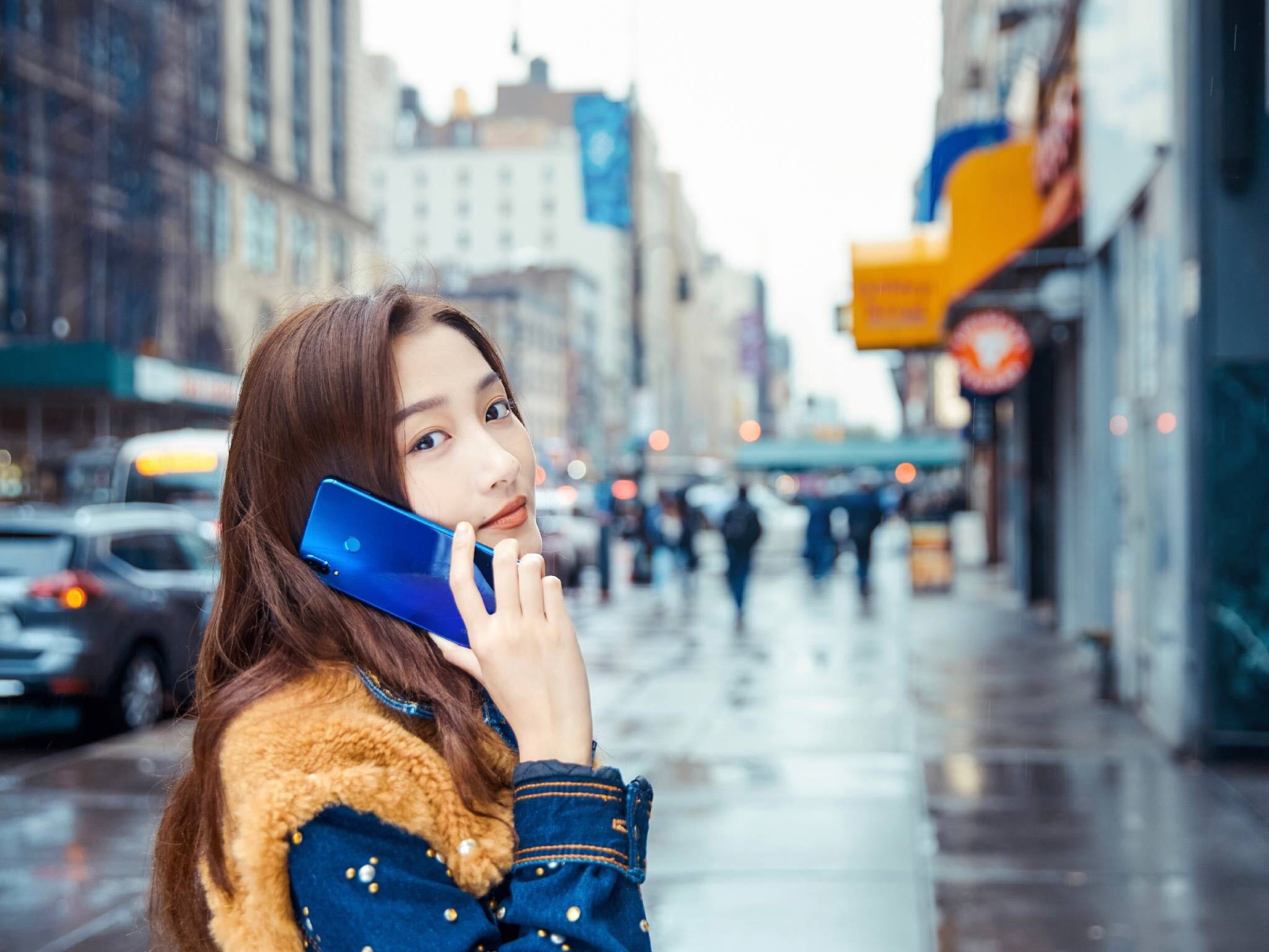 关晓彤受邀参加纽约时装周，带着