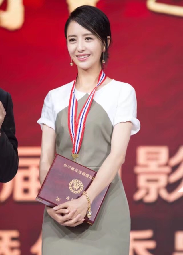被辣妈佟丽娅的站姿给惊艳到了，