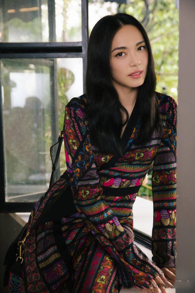 姚晨美照典雅高级，优雅俏皮，真