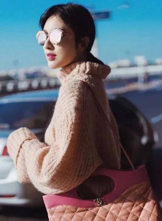 张俪最新机场look~身穿一件