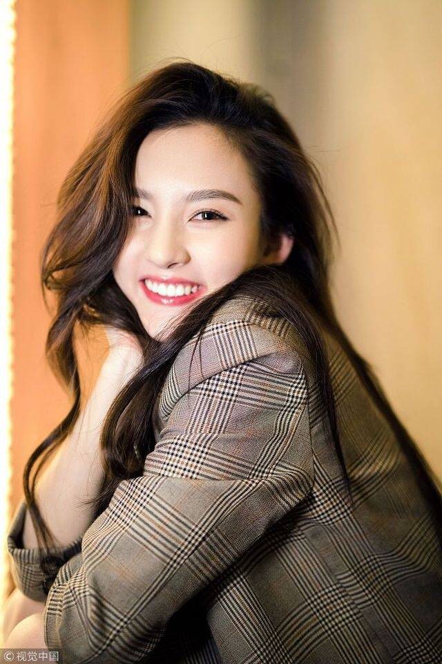 宋祖儿威尔士格纹西装配皮靴 白