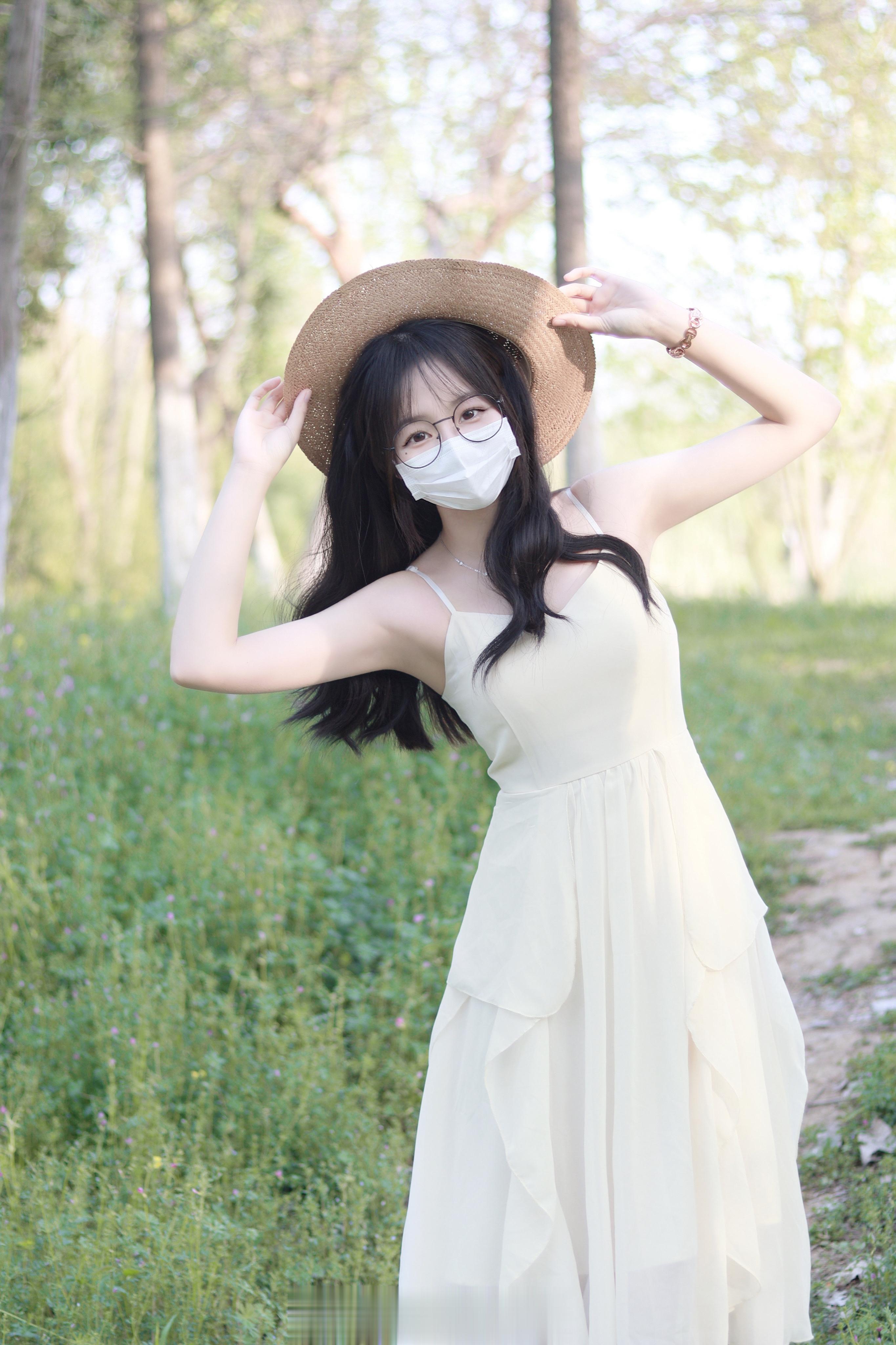 当然要穿小裙子啦 又不是每个季节都能这么穿～ ​​​