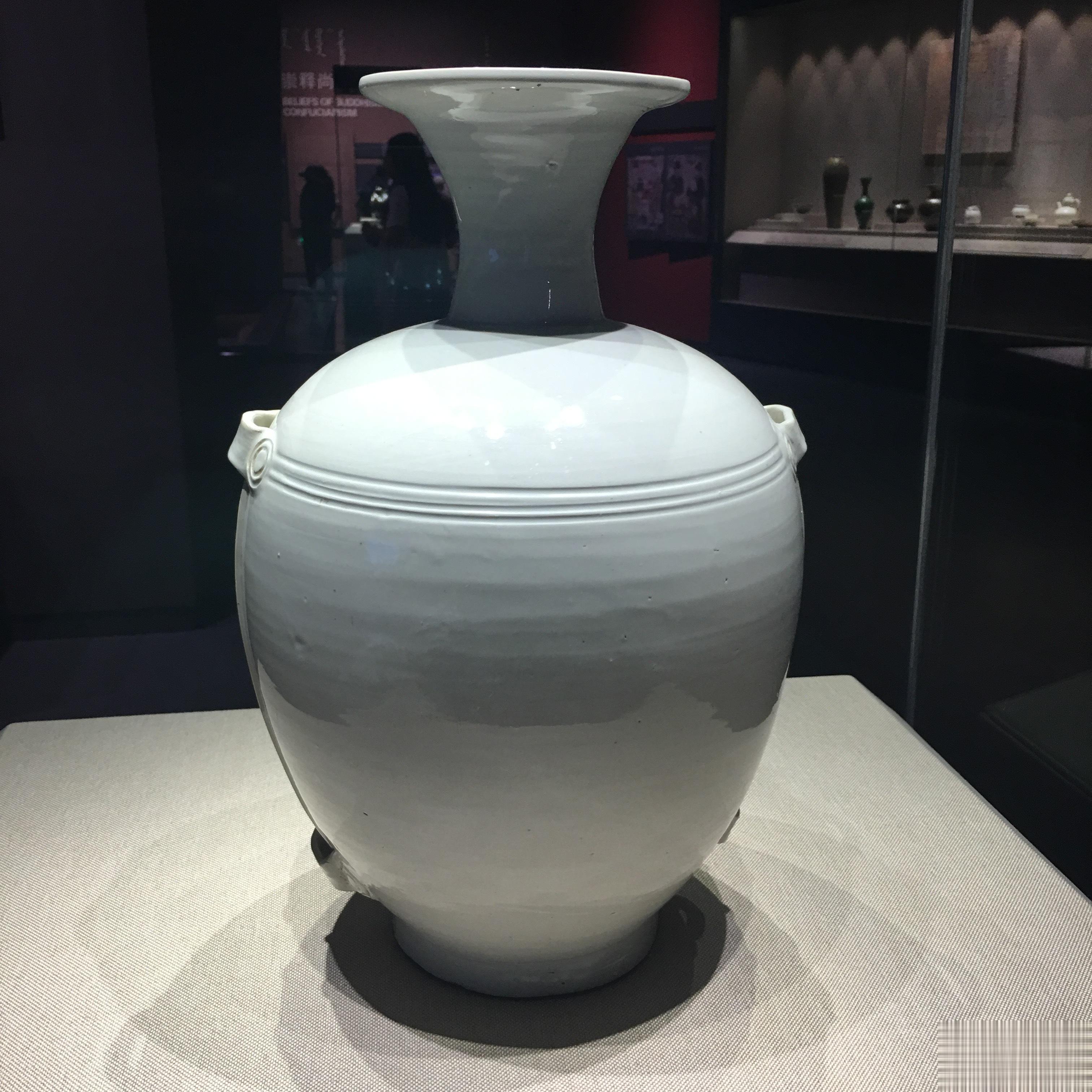 辽代白瓷 #沅汰博物馆# 这个瓶子在内蒙古博物院，辽代初期的瓷器。特别显眼，关键