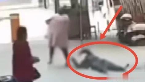 男子坠楼瞬间，身体如特效般重重砸地。
广西百色，28日一名男子突然从天落下。
落