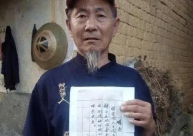 2005年，一位老农拿着泛黄的欠条找到当地政府，欠条上写着：“八路军借走420块