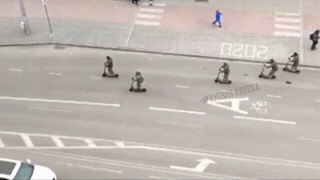 敖德萨征兵办公室增加了他们的流动性，开始使用电动滑板车去抓为数不多的男性公民。
