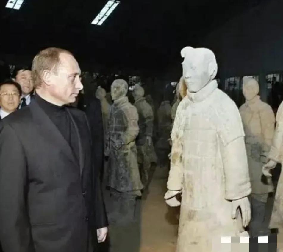 2004年，俄罗斯总统普京首次访华，当他看到中国兵马俑时，立马就被这波澜壮阔的军