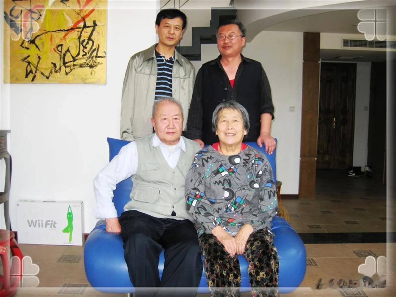 12年前五一与原锦州师范学院的老师和同学合影照，其中两人已经阴阳两隔了[流泪]
