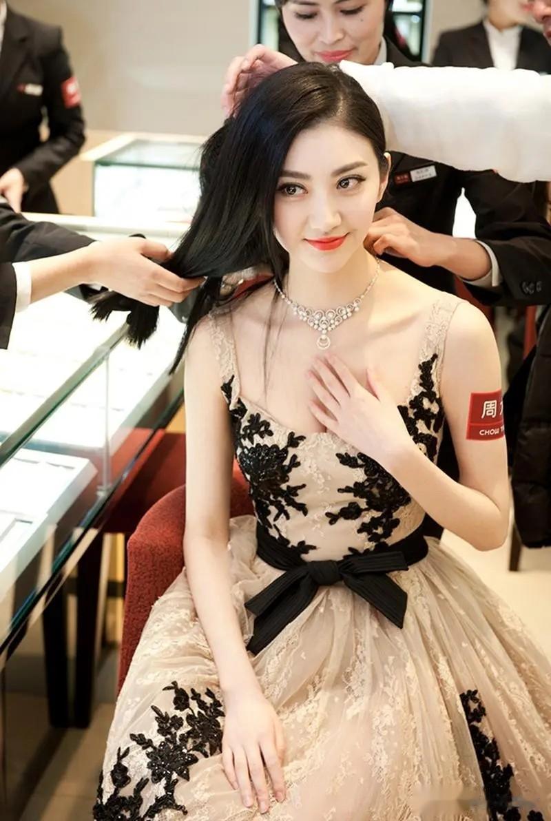 很多人不是关心女性，而是把女性作为谈资

事情一出，很多人同情这个女演员，但是，