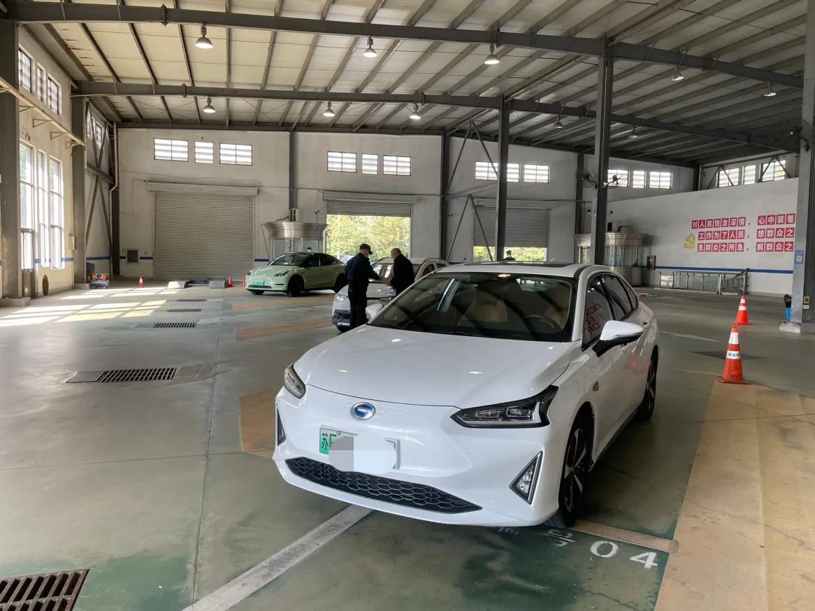 今天去的南通车管所
进门拿卡 3小时内免费，基本上办办业务够了
车管所很大 应该