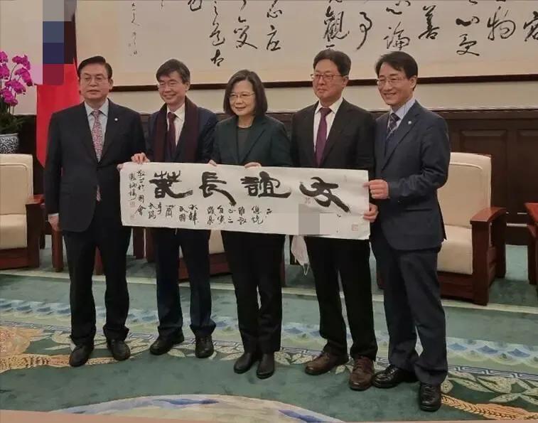 韩国国会副议长郑宇泽窜访台湾省与蔡英文“同框”，还对中国的抗议进行挑衅？
近日，