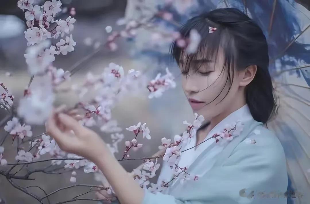 真是神一般的存在！李子柒停更一年多后，你以为人家过得有多 惨，她却依然在闷声赚大