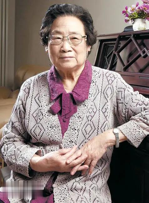 一次演讲过程中，浙江大学的网红郑强教授提到“屠呦呦先生”，谁料，台下有观众质疑道
