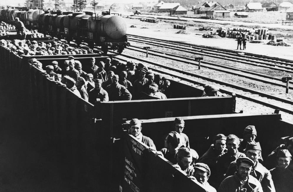 【运送战俘的火车】
1941 年10月3日，攻入苏联的德军在三个月时间里俘虏了上