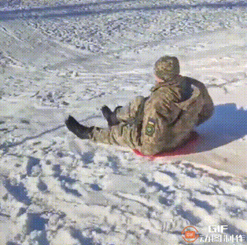 乌军打仗，娱乐两不误，如果这样快乐地打赢了大鹅，恐怕真是神助！！