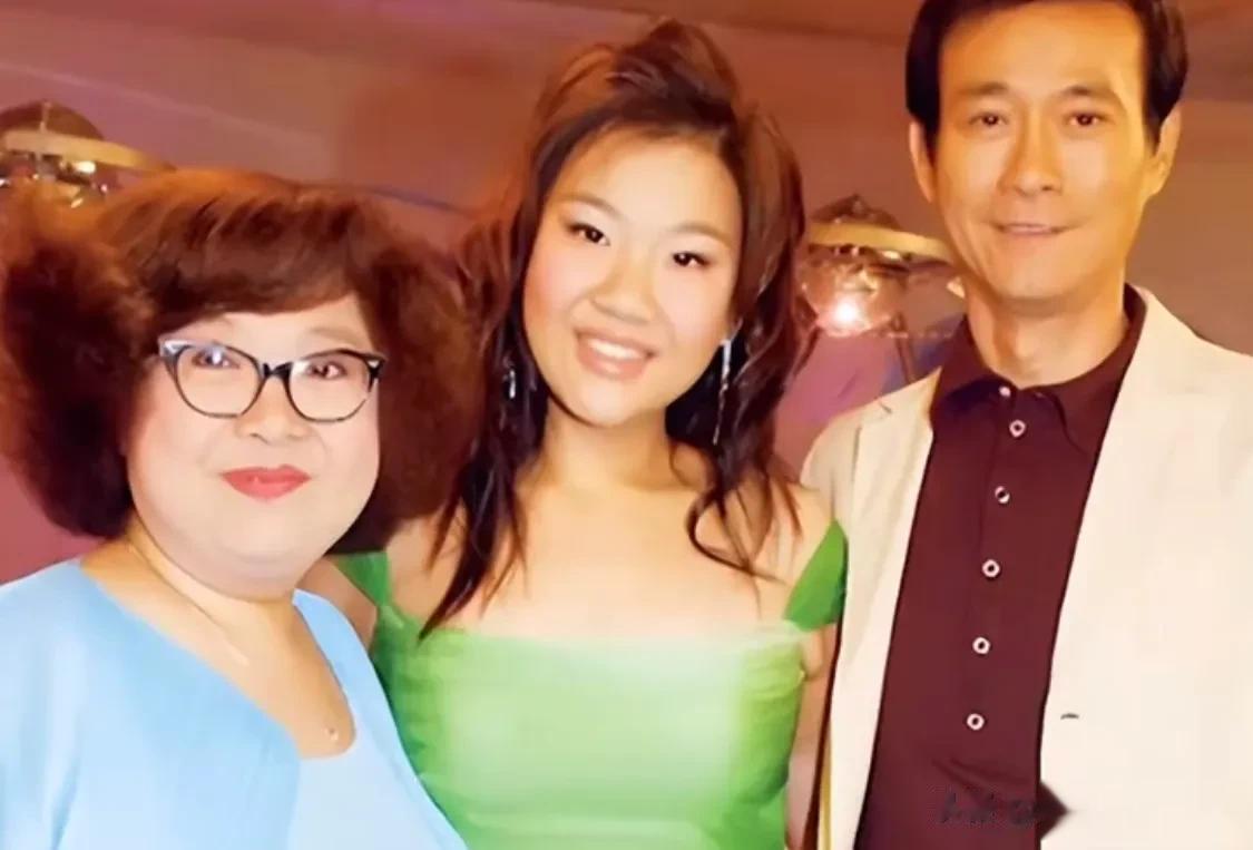 35岁的郑欣宜正式继承妈妈沈殿霞6千万遗产[呲牙][呲牙][呲牙]妈妈的爱女之心