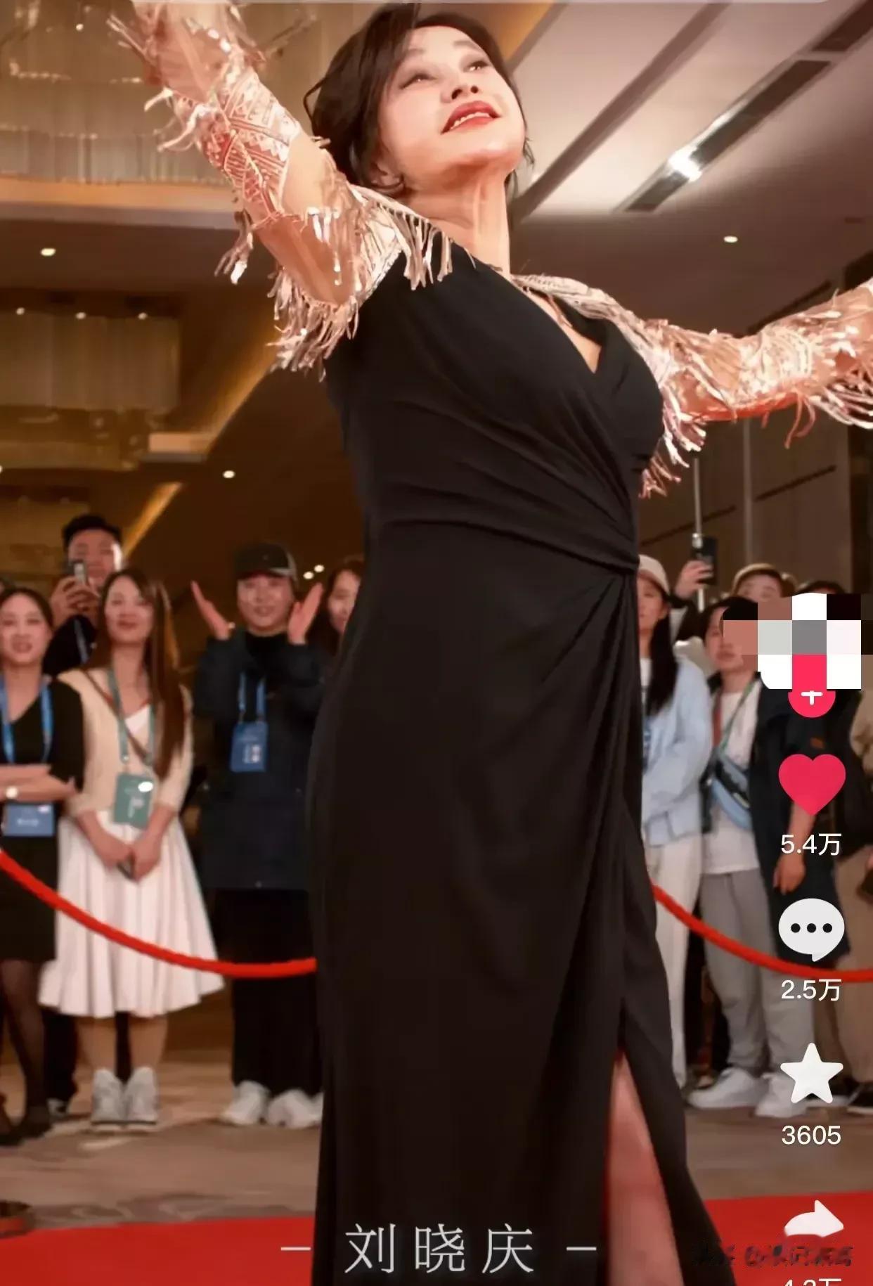 刘晓庆为何能够一直在娱乐圈那么红？这和刘晓庆的好身材是分不开的，看到刘晓庆走红毯