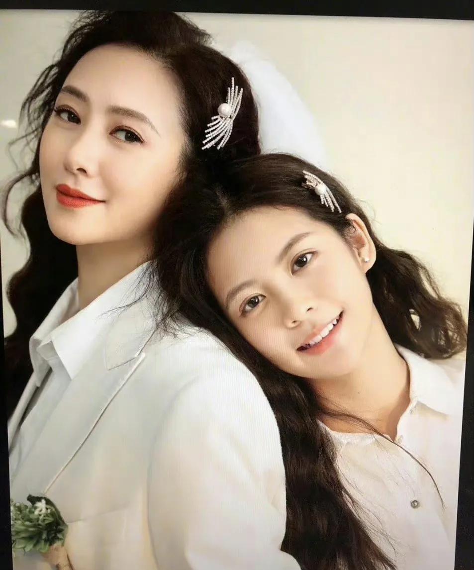 翁虹15岁女儿的颜值，很高啊，没有长歪
翁虹女儿小水晶真的很好看啊！我记得她小时