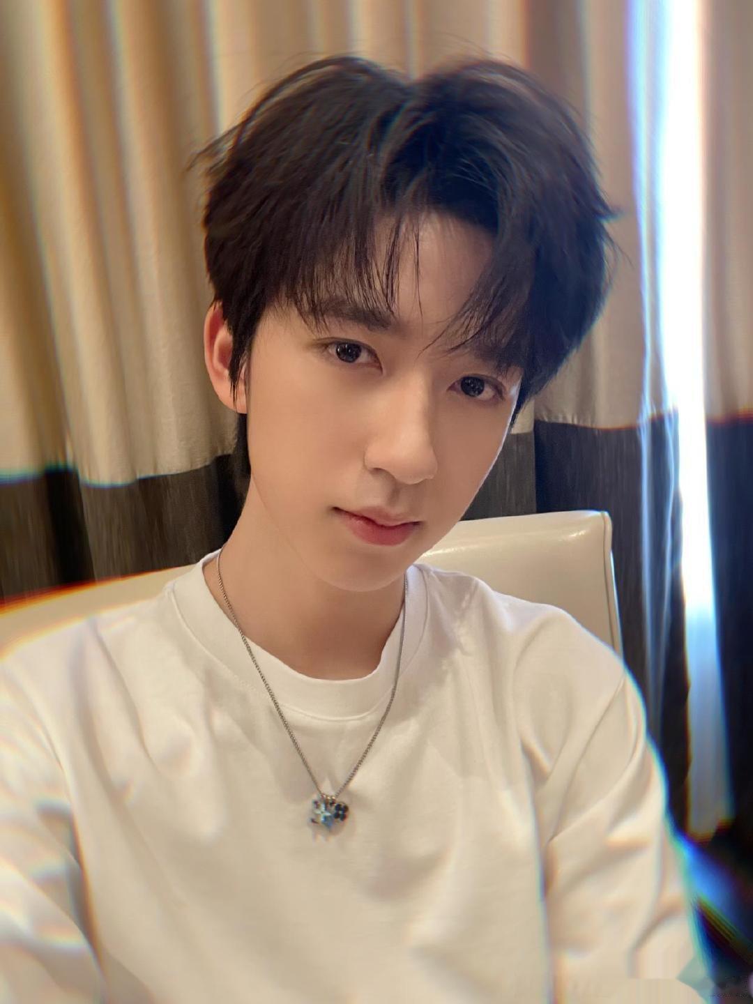 #贺峻霖[超话]#🐰 #丁程鑫张真源贺峻霖亲亲爱幕后花絮# 🐰 #贺峻霖 恭