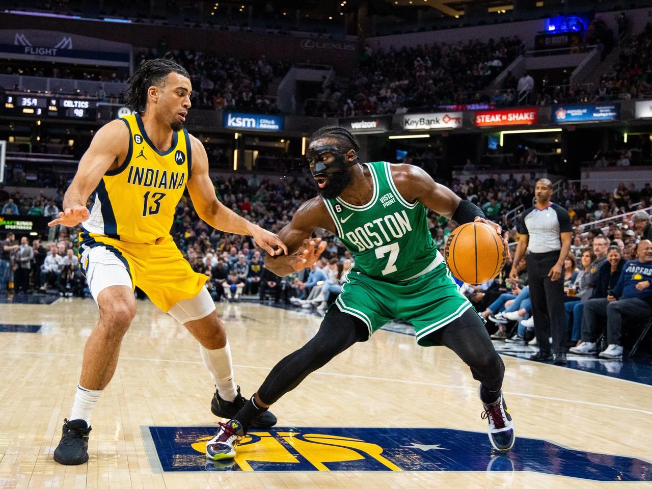 布朗需戴4至6周面具 克服困难仍砍30分

NBA常规赛，凯尔特人客场以142比