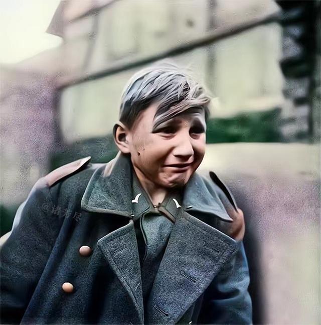 1945年，德国黑森州，一名16岁的德军小将在被盟军俘虏后，精神崩溃，痛哭不止。