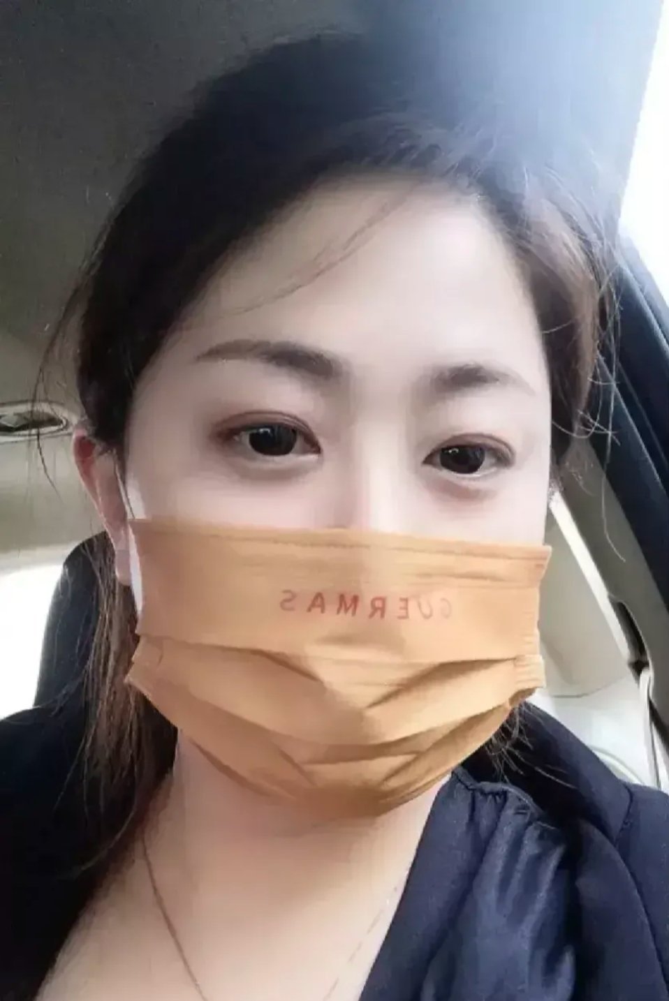 我老公离家出走了，我只是扇了他一巴掌，他就离家出走了。​现在他手机也关机了，给他