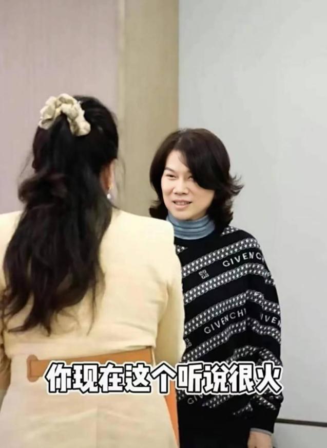 2月18日，久未露面的张兰，再次登上热搜，引来不少网友吃瓜热议。张兰这次上热搜不