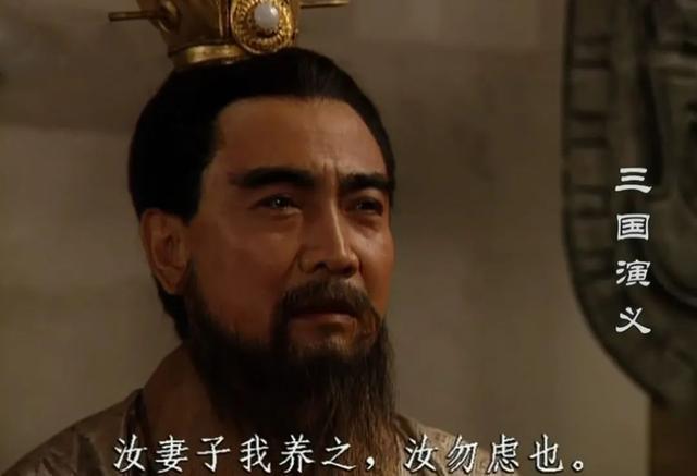 魏武少时，尝与袁绍好为游侠。观人新婚，因潜入主人园中，夜叫呼云：“有偷儿贼！”青