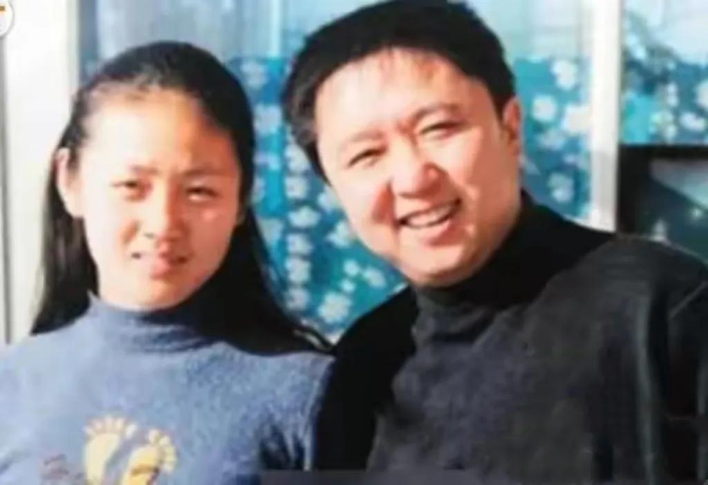 郭德纲和于谦大爷说相声时总是调侃于谦大爷的妻子，于嫂子长啥样？这就是一组年轻时的