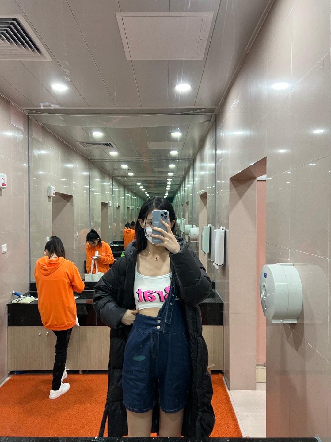 <p>广州车展见  ​​​</