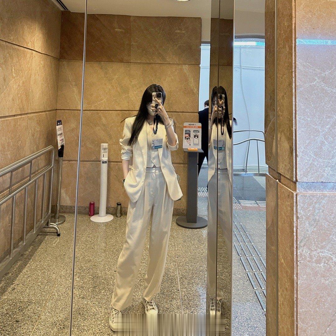 阔别三年了 香港珠宝展 走断腿的节奏[赢牛奶]但是买了好多漂亮的珠宝💎[给你小