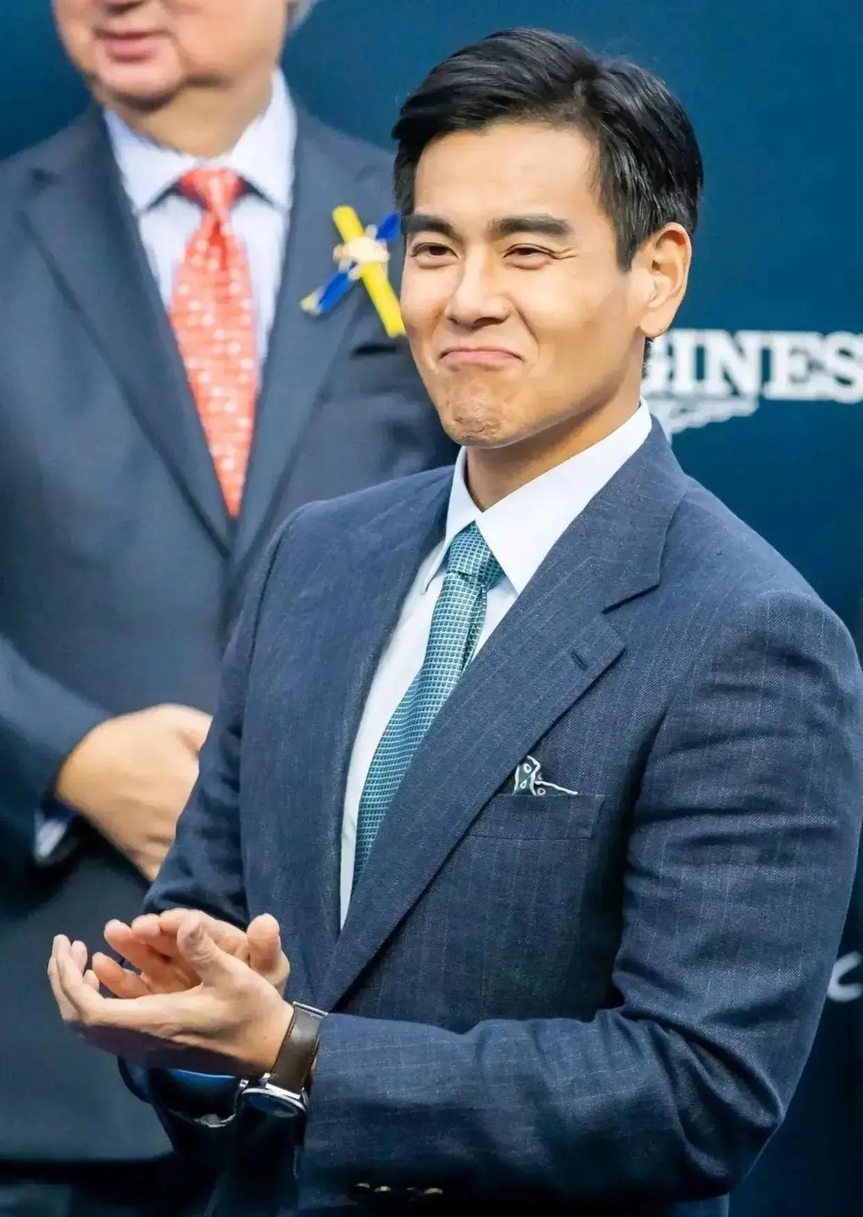 真的没想到彭于晏也有这么多白头发了，真的出人意料啊，彭于晏也才40岁，这对一个男