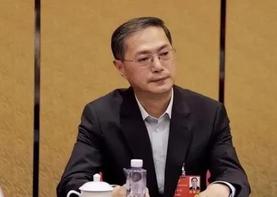 全国政协委员周世虹建议：消除对罪犯子女考公的限制。
这位委员这样的建议，还是建议