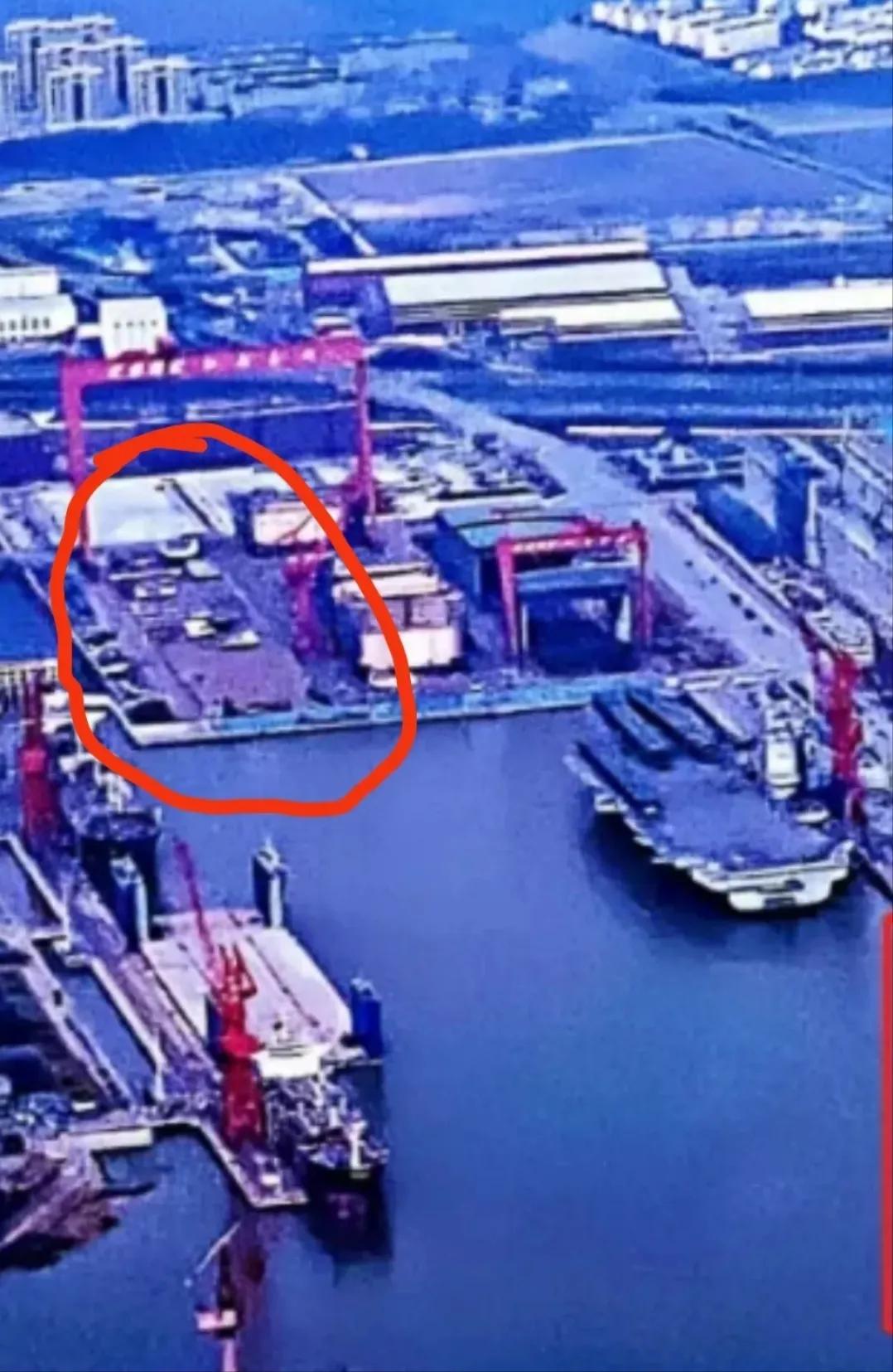 003型航母的第二艘，福建舰的姊妹舰。相信第二艘下水后船台上还会有第3艘出现，这