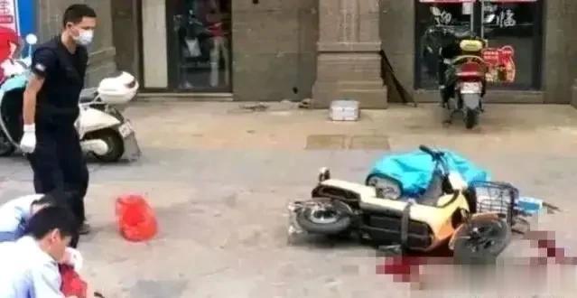 两个熊孩子在24楼扔下石头砸死了一名准新娘。家长拒绝赔偿，声称孩子不懂事。

小