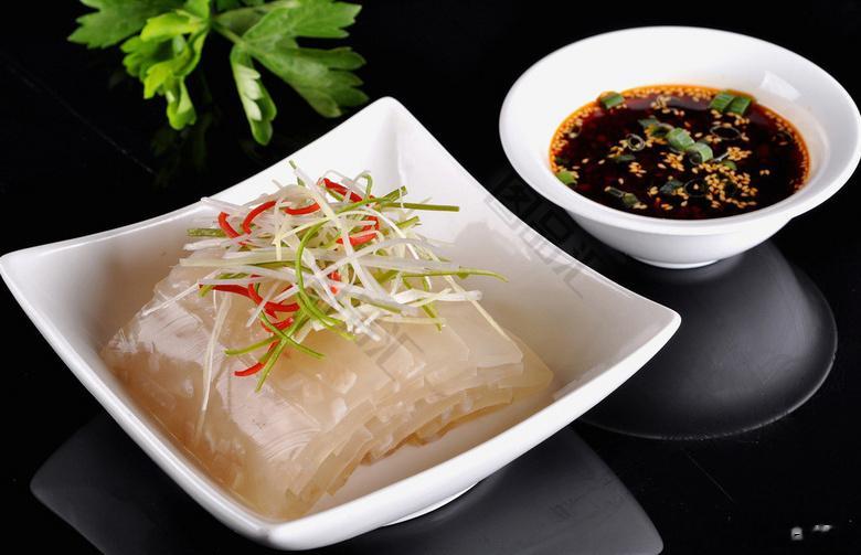 猪皮汤  #超能新星汇##超能新星汇##香椿炒鸡蛋#材料：猪皮500克，盐少许。