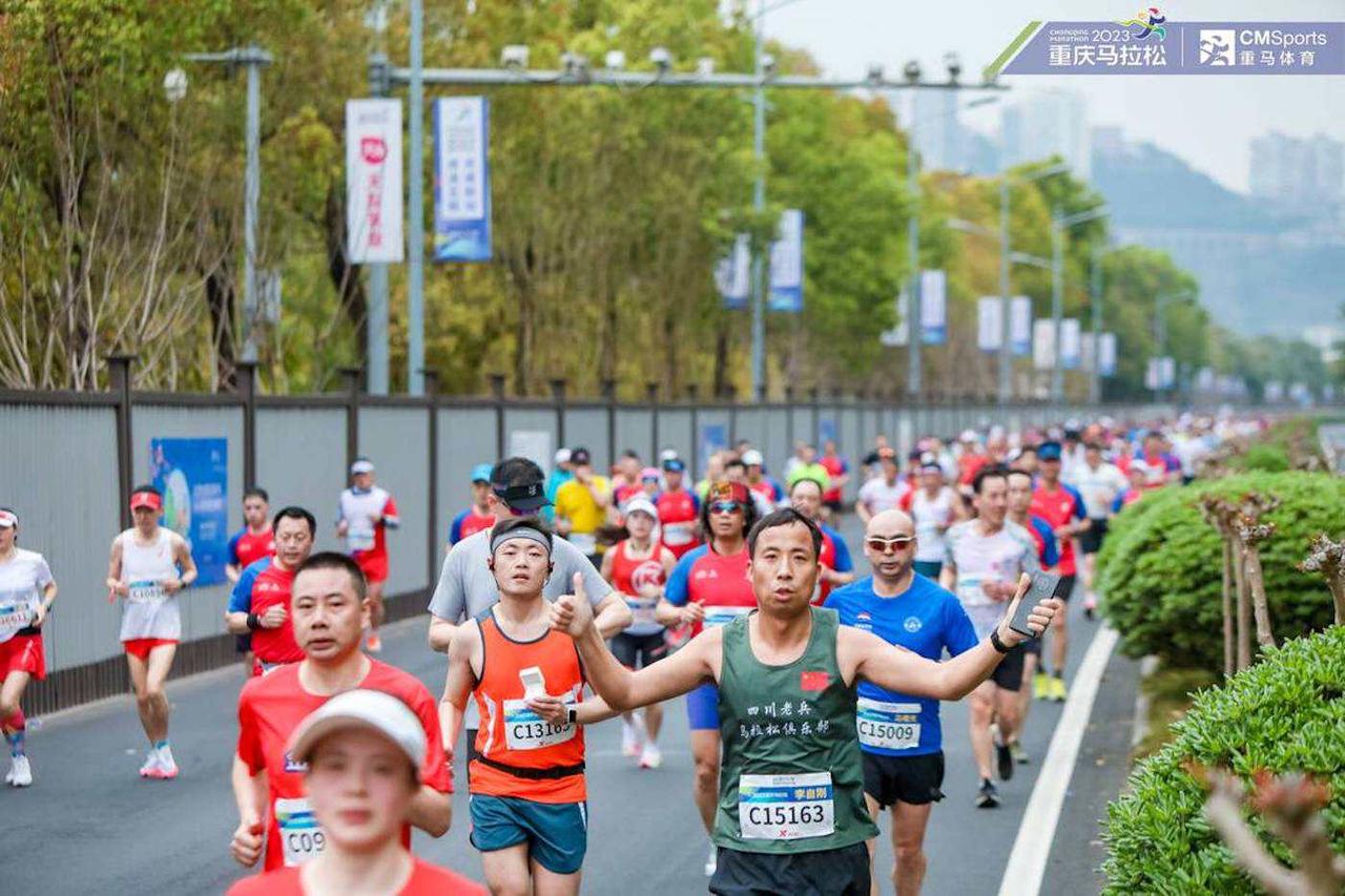 来自全球347个城市的3万名跑者齐聚重庆，伴随着海棠烟雨公园的一记枪声，展开了对