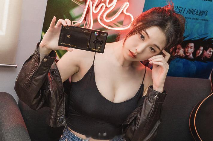 早上好[心][心][心]红魔8 Pro，游戏手机最后的坚持！你喜欢吗？[心][心
