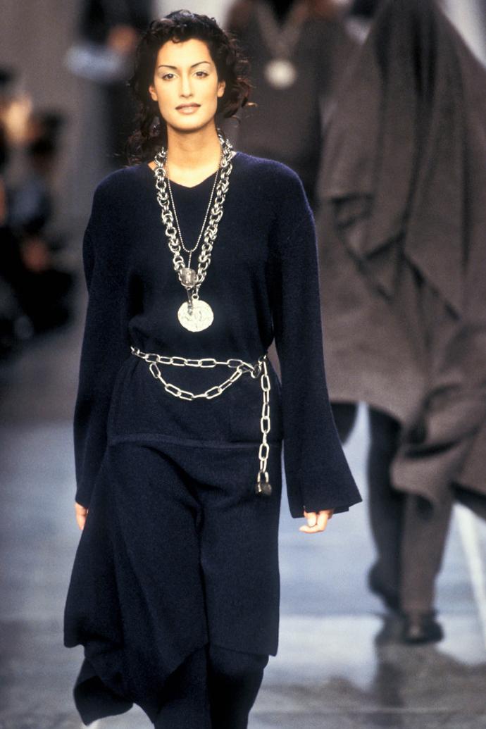 1993年的Chanel，非常喜欢用中性色，打造出很日常的服装单品！
Chane