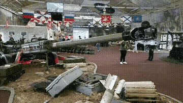 俄罗斯公开展示从乌军手上缴获的美制M777超轻型榴弹炮;在Army-2022军事