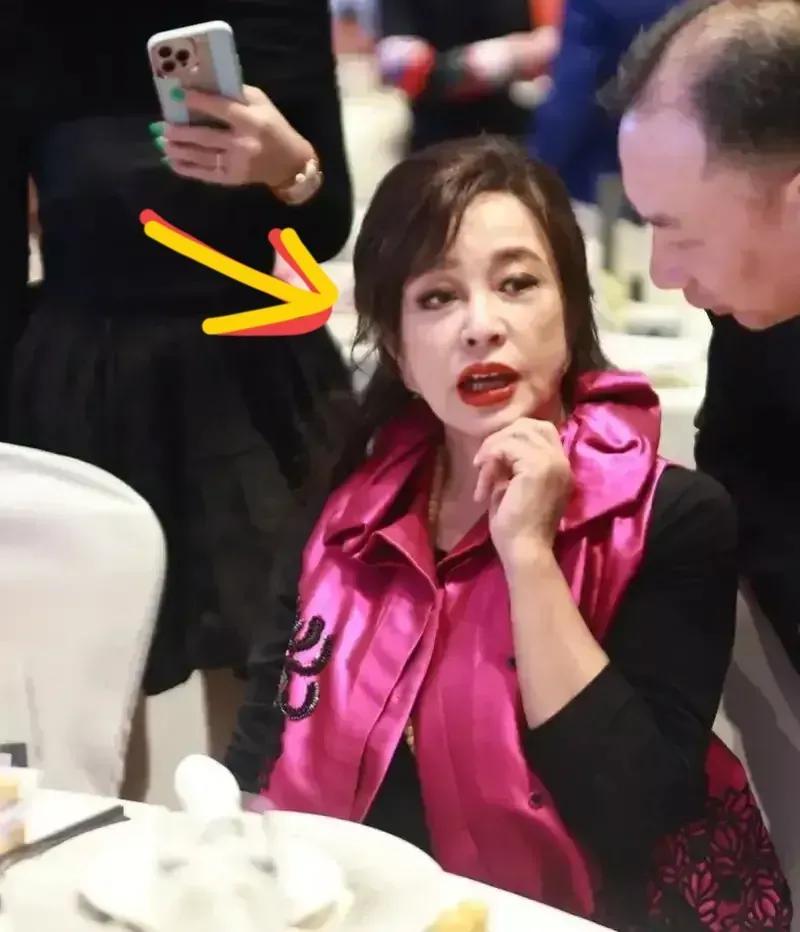 72岁刘晓庆生图曝光，引发网友热议

近日，老戏骨刘晓庆再次引发网友热议，不过，