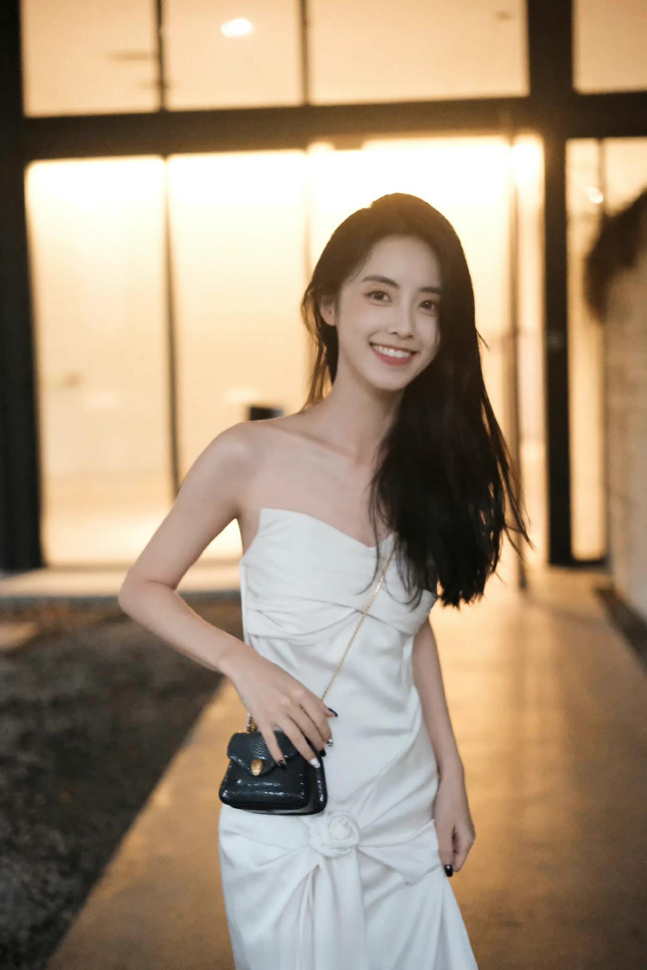 章乐韵

柔和的暗黄色色调迷离