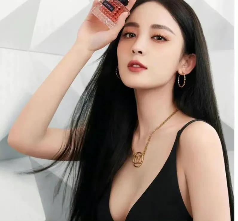 古力娜扎，可清新甜美如邻家女孩