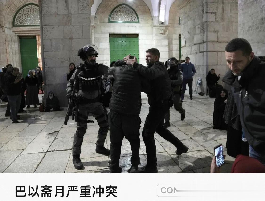 以色列军警在阿克萨清真寺内拘捕一名巴勒斯坦女性朝圣者，耶路撒冷老城。4月5日，以