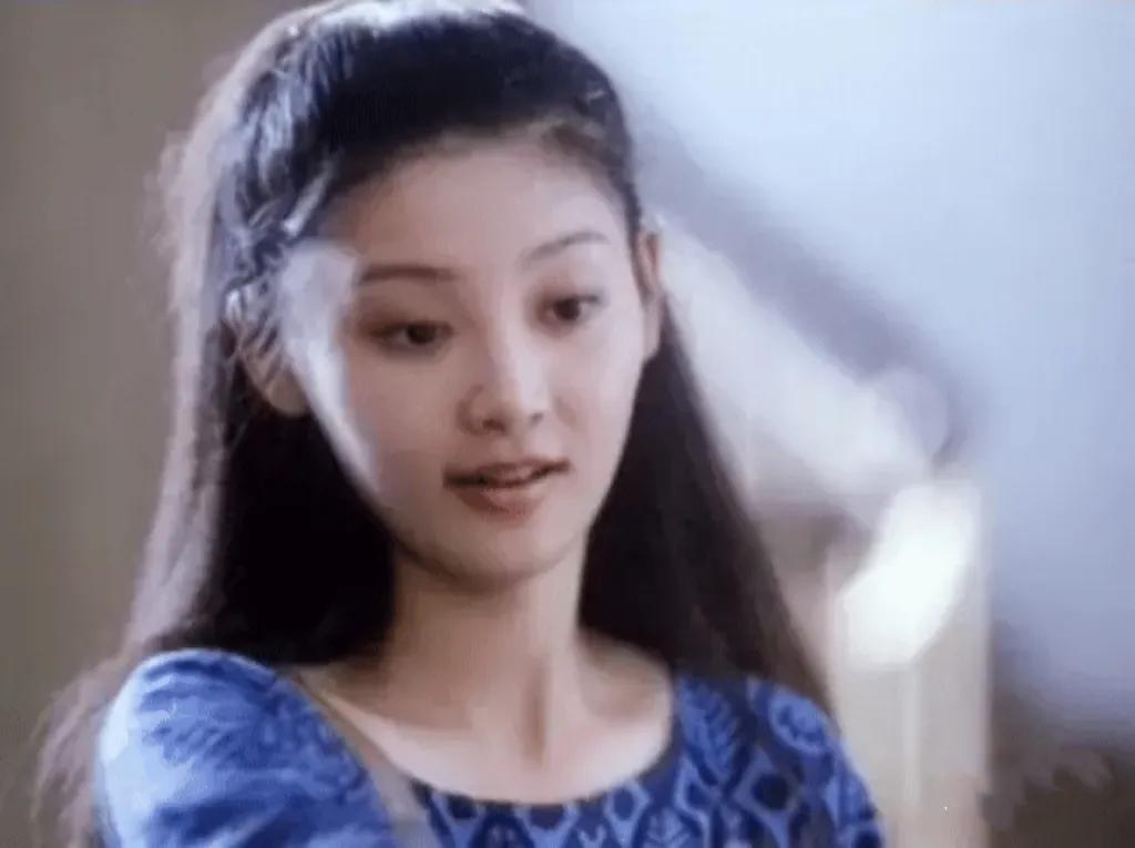 年轻时候的徐帆，大眼睛，长头发，模样很可爱，笑起来很有青春的感觉。
年轻时的徐帆