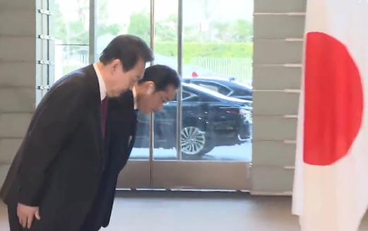 尹锡悦称：日本已深刻道歉，日韩不应再为历史恩怨对抗。
尹锡悦的表态，无疑是极其谦